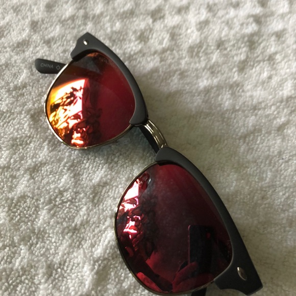 🏵2/$35🏵 Fashion Sunglasses - Picture 3 of 11